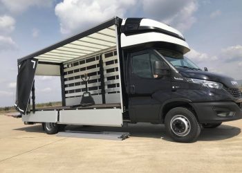 Onze Iveco mag 3000kg (12 pallets) laden en staat klaar om uw goederen doorheen Europa te vervoeren.